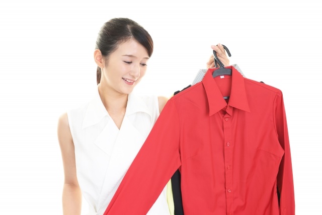 服を捨てると開運効果がある 風水やスピリチュアル的に運気アップする理由とは